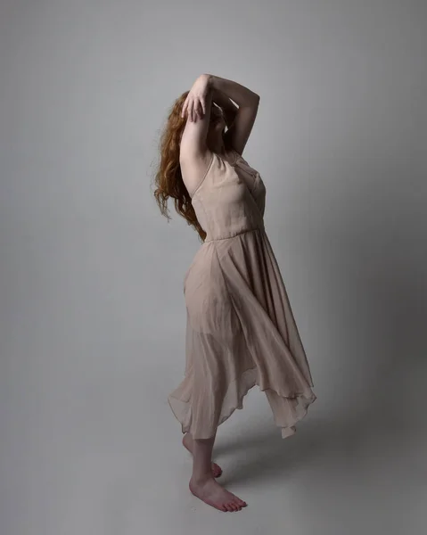 Full Length Portret Van Mooie Rood Harige Vrouw Danser Het — Stockfoto