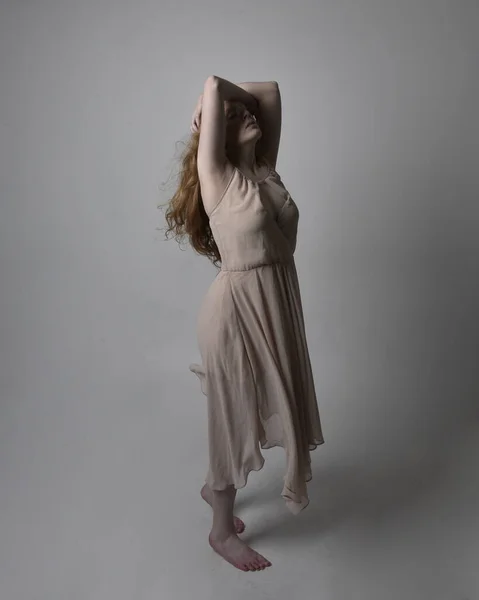 댄서의 사진이 흐르는 드레스를 있습니다 스튜디오 배경에서 외따로 육체미의 — 스톡 사진