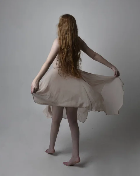댄서의 사진이 흐르는 드레스를 있습니다 스튜디오 배경에서 외따로 육체미의 — 스톡 사진