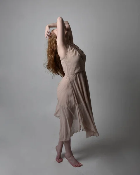 Ολόσωμο Πορτρέτο Της Όμορφης Κοκκινομάλλας Χορεύτριας Φορώντας Δέρμα Τονισμένο Νεράιδα — Φωτογραφία Αρχείου