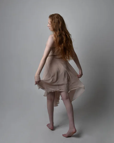 かなり赤い髪の女性ダンサーの完全な長さの肖像画 肌を着てトーンの妖精のドレスを流れる スタジオを背景に孤立した立ちポーズ — ストック写真