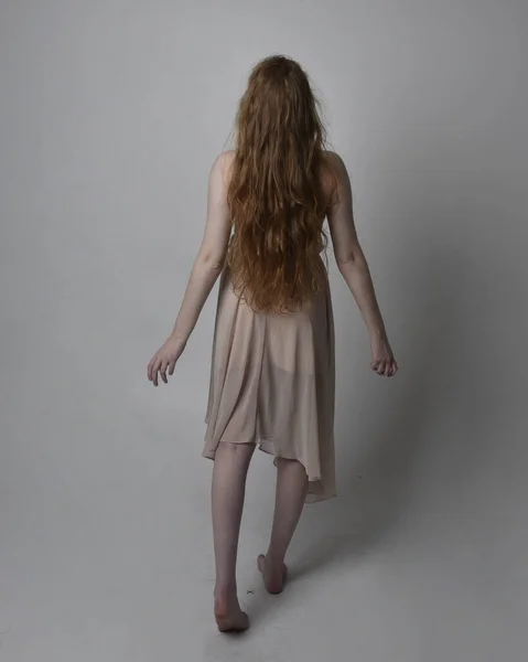 Retrato Cuerpo Entero Una Bailarina Pelirroja Bonita Con Piel Tonificada — Foto de Stock