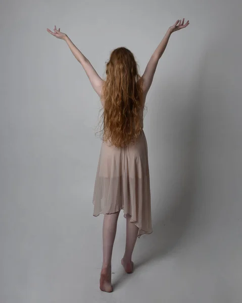 Ganzkörperporträt Einer Hübschen Rothaarigen Tänzerin Die Ein Hautfarbenes Wallendes Feenkleid — Stockfoto
