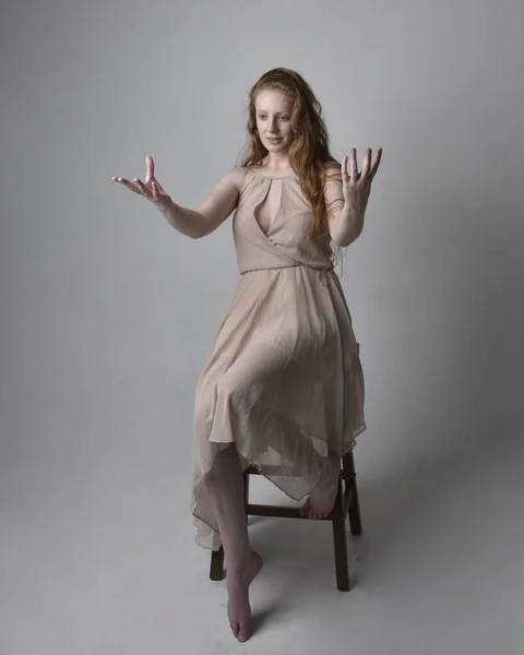 Retrato Cuerpo Entero Una Bailarina Pelirroja Bonita Con Piel Tonificada —  Fotos de Stock