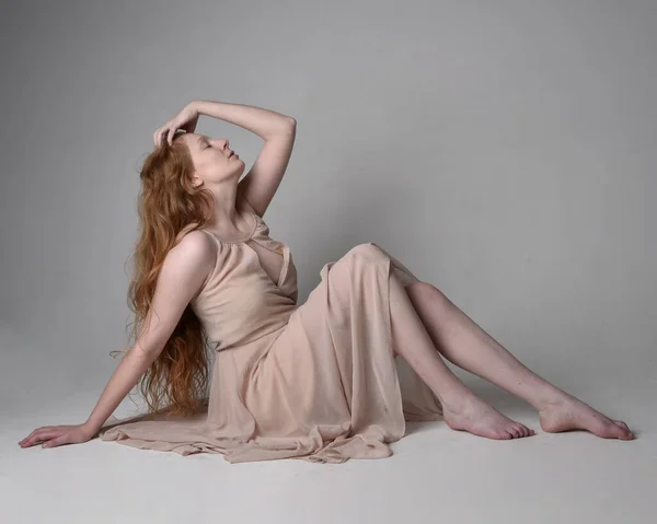 Full Length Portret Van Mooie Rood Harige Vrouw Danser Het — Stockfoto
