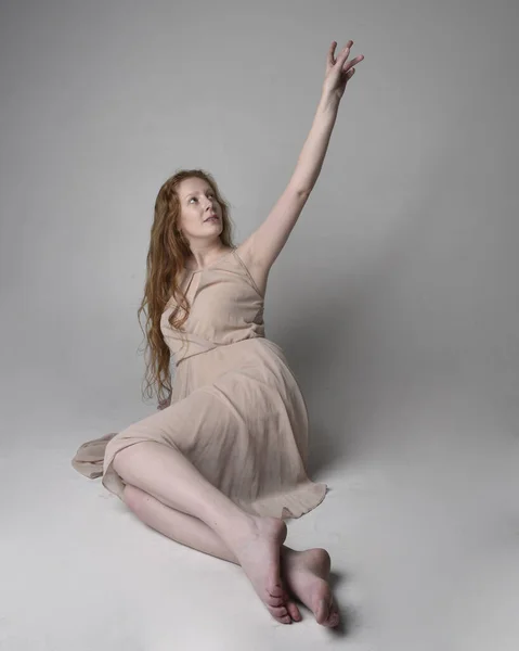 Ganzkörperporträt Einer Hübschen Rothaarigen Tänzerin Die Ein Hautfarbenes Wallendes Feenkleid — Stockfoto
