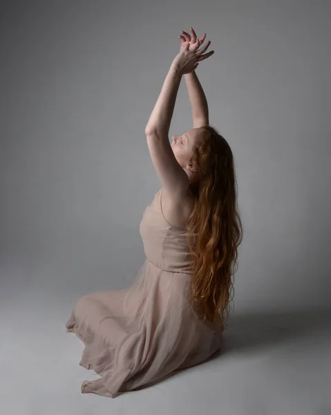 Ολόσωμο Πορτρέτο Της Όμορφης Κοκκινομάλλας Χορεύτριας Φορώντας Δέρμα Τονισμένο Νεράιδα — Φωτογραφία Αρχείου