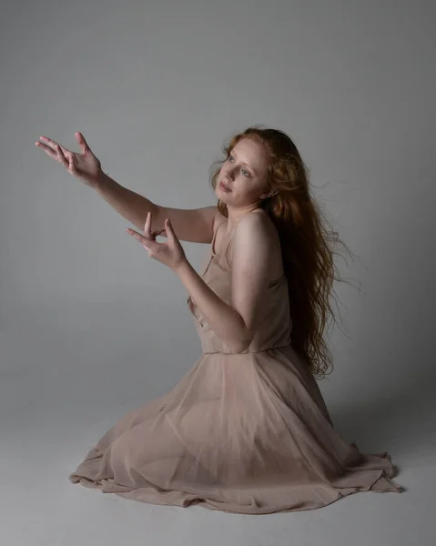 Portrait Complet Jolie Danseuse Aux Cheveux Roux Vêtue Une Robe — Photo