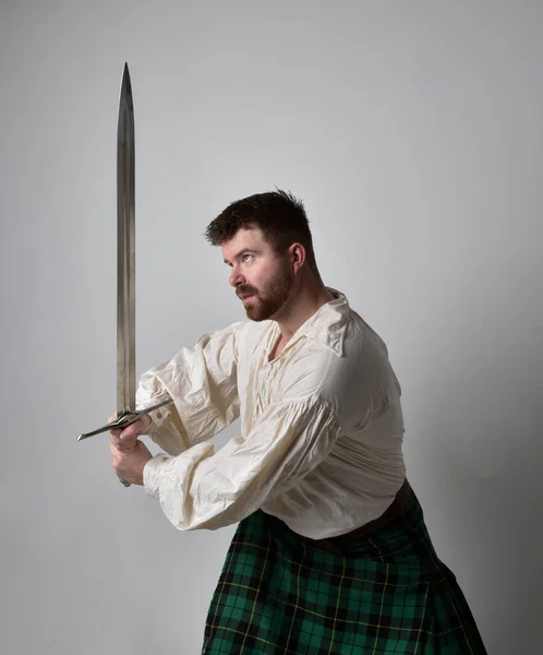 Close Retrato Homem Morena Bonito Vestindo Kilt Escocês Renascimento Blusa — Fotografia de Stock
