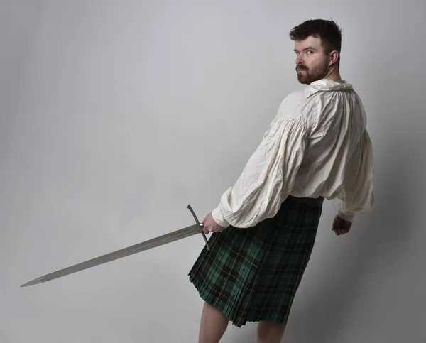 Close Retrato Homem Morena Bonito Vestindo Kilt Escocês Renascimento Blusa — Fotografia de Stock