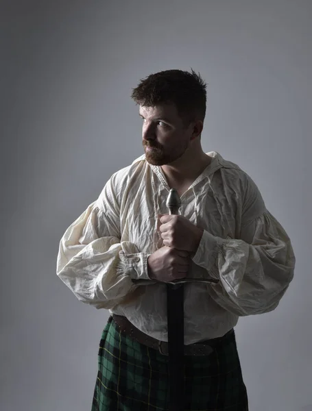 Κοντινό Πορτραίτο Ενός Όμορφου Μελαχρινού Άντρα Σκωτσέζικη Κιλτ Και Αναγεννησιακή — Φωτογραφία Αρχείου