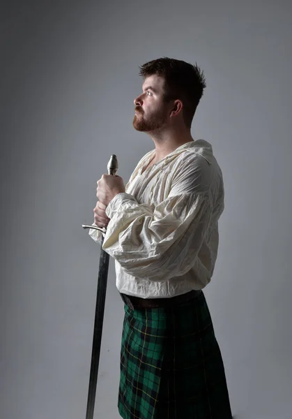 Close Retrato Homem Morena Bonito Vestindo Kilt Escocês Renascimento Blusa — Fotografia de Stock