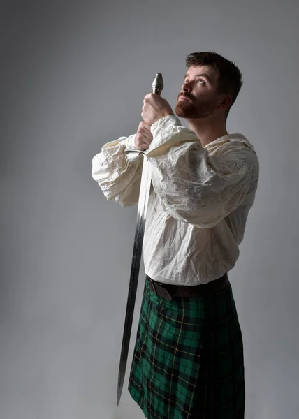 Close Retrato Homem Morena Bonito Vestindo Kilt Escocês Renascimento Blusa — Fotografia de Stock