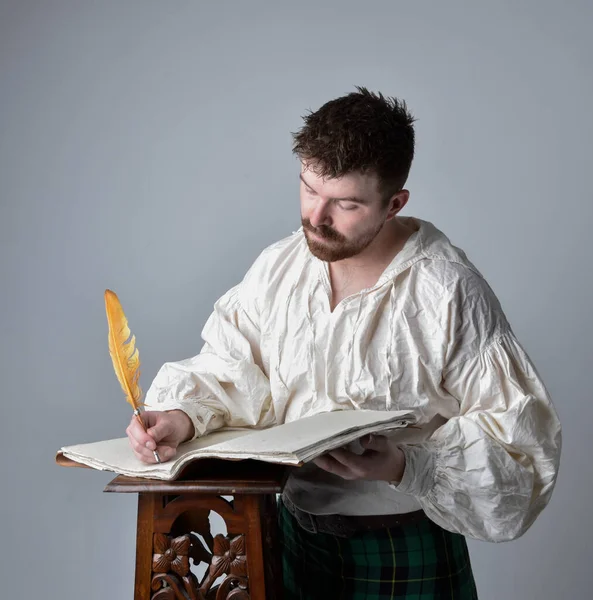 Skoç Eteği Rönesans Beyaz Korsan Bluzu Giyen Yakışıklı Esmer Adamın — Stok fotoğraf