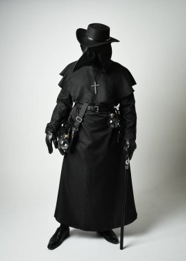 Veba Doktoru Tam Boylu Yürüyen Siluet Gotik Cadılar Bayramı Karakteri Gaga Maskeli Siyah Pelerin Beyaz Stüdyo Arkaplan, Dramatik Karanlık Kostüm ve Fantezi Korku figürü