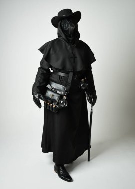 Veba Doktoru Tam Boylu Yürüyen Siluet Gotik Cadılar Bayramı Karakteri Gaga Maskeli Siyah Pelerin Beyaz Stüdyo Arkaplan, Dramatik Karanlık Kostüm ve Fantezi Korku figürü