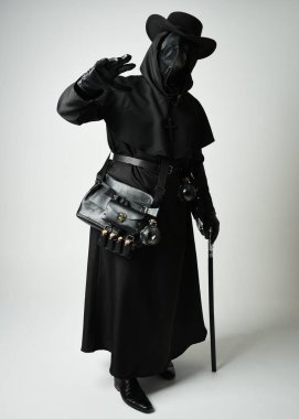 Veba Doktoru Tam Boylu Yürüyen Siluet Gotik Cadılar Bayramı Karakteri Gaga Maskeli Siyah Pelerin Beyaz Stüdyo Arkaplan, Dramatik Karanlık Kostüm ve Fantezi Korku figürü