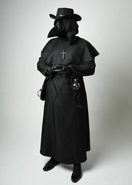 Veba Doktoru Tam Boylu Yürüyen Siluet Gotik Cadılar Bayramı Karakteri Gaga Maskeli Siyah Pelerin Beyaz Stüdyo Arkaplan, Dramatik Karanlık Kostüm ve Fantezi Korku figürü