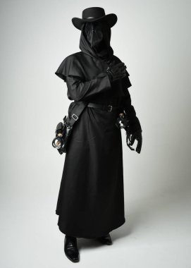 Veba Doktoru Tam Boylu Yürüyen Siluet Gotik Cadılar Bayramı Karakteri Gaga Maskeli Siyah Pelerin Beyaz Stüdyo Arkaplan, Dramatik Karanlık Kostüm ve Fantezi Korku figürü