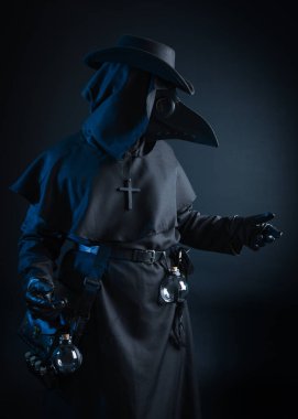 Veba Doktoru Cadılar Bayramı Kostümlü Portre, Kuş Maskeli Gotik Korku Karakteri, Kara Pelerin, Dramatik Aydınlatma ve Gizemli Fantezi Atmosferi ile Karanlık Stüdyo Fotoğrafları