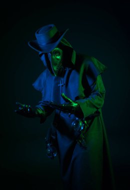 Veba Doktoru Cadılar Bayramı Kostümlü Portre, Kuş Maskeli Gotik Korku Karakteri, Kara Pelerin, Dramatik Aydınlatma ve Gizemli Fantezi Atmosferi ile Karanlık Stüdyo Fotoğrafları