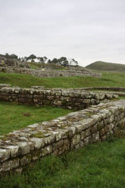 Antik Roma İmparatorluğu anıtı Hadrians Duvarı 'nın engebeli İskoç dağlık kırsalındaki sinematik manzarası rüzgarlı bir bozkıra çarpan tarihi bir dönüm noktası.