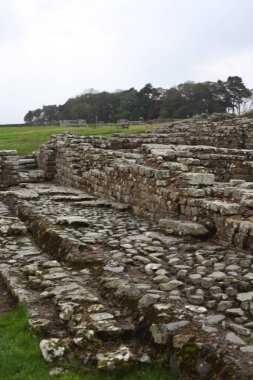 Antik Roma İmparatorluğu anıtı Hadrians Duvarı 'nın engebeli İskoç dağlık kırsalındaki sinematik manzarası rüzgarlı bir bozkıra çarpan tarihi bir dönüm noktası.