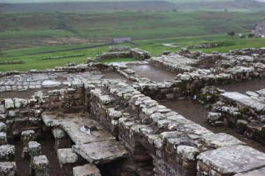 Antik Roma İmparatorluğu anıtı Hadrians Duvarı 'nın engebeli İskoç dağlık kırsalındaki sinematik manzarası rüzgarlı bir bozkıra çarpan tarihi bir dönüm noktası.