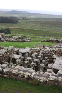 Antik Roma İmparatorluğu anıtı Hadrians Duvarı 'nın engebeli İskoç dağlık kırsalındaki sinematik manzarası rüzgarlı bir bozkıra çarpan tarihi bir dönüm noktası.