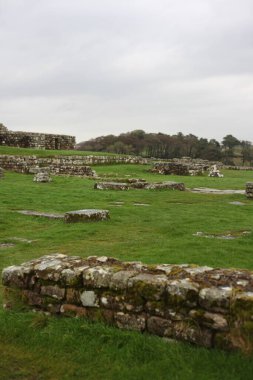 Antik Roma İmparatorluğu anıtı Hadrians Duvarı 'nın engebeli İskoç dağlık kırsalındaki sinematik manzarası rüzgarlı bir bozkıra çarpan tarihi bir dönüm noktası.