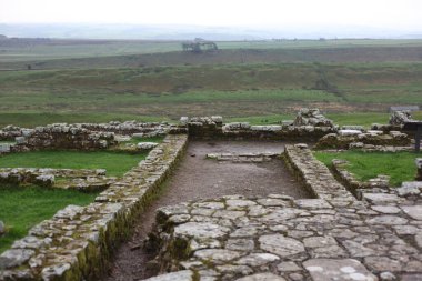 Antik Roma İmparatorluğu anıtı Hadrians Duvarı 'nın engebeli İskoç dağlık kırsalındaki sinematik manzarası rüzgarlı bir bozkıra çarpan tarihi bir dönüm noktası.