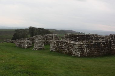 Antik Roma İmparatorluğu anıtı Hadrians Duvarı 'nın engebeli İskoç dağlık kırsalındaki sinematik manzarası rüzgarlı bir bozkıra çarpan tarihi bir dönüm noktası.