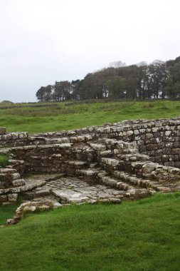 Antik Roma İmparatorluğu anıtı Hadrians Duvarı 'nın engebeli İskoç dağlık kırsalındaki sinematik manzarası rüzgarlı bir bozkıra çarpan tarihi bir dönüm noktası.