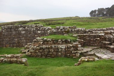 Antik Roma İmparatorluğu anıtı Hadrians Duvarı 'nın engebeli İskoç dağlık kırsalındaki sinematik manzarası rüzgarlı bir bozkıra çarpan tarihi bir dönüm noktası.