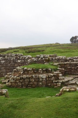 Antik Roma İmparatorluğu anıtı Hadrians Duvarı 'nın engebeli İskoç dağlık kırsalındaki sinematik manzarası rüzgarlı bir bozkıra çarpan tarihi bir dönüm noktası.
