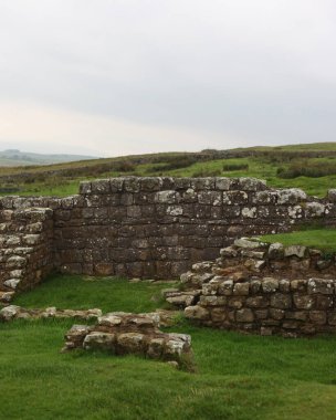 Antik Roma İmparatorluğu anıtı Hadrians Duvarı 'nın engebeli İskoç dağlık kırsalındaki sinematik manzarası rüzgarlı bir bozkıra çarpan tarihi bir dönüm noktası.