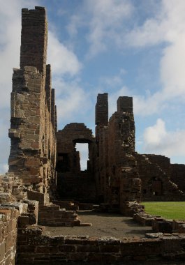 Kirkwall, Orkney 'deki Earls Sarayı kalıntıları, çökmekte olan kemer yolları, eski taş işçiliği ve atmosfer avlularının yer aldığı kasvetli bir 16. yüzyıl Rönesans kalesi..