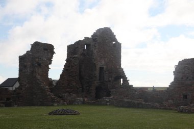 Kirkwall, Orkney 'deki Earls Sarayı kalıntıları, çökmekte olan kemer yolları, eski taş işçiliği ve atmosfer avlularının yer aldığı kasvetli bir 16. yüzyıl Rönesans kalesi..