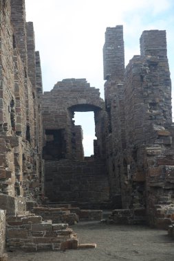 Kirkwall, Orkney 'deki Earls Sarayı kalıntıları, çökmekte olan kemer yolları, eski taş işçiliği ve atmosfer avlularının yer aldığı kasvetli bir 16. yüzyıl Rönesans kalesi..