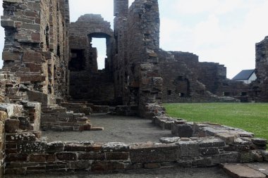 Kirkwall, Orkney 'deki Earls Sarayı kalıntıları, çökmekte olan kemer yolları, eski taş işçiliği ve atmosfer avlularının yer aldığı kasvetli bir 16. yüzyıl Rönesans kalesi..