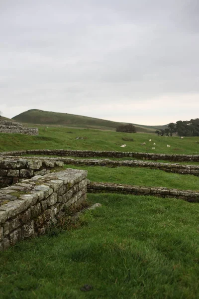 Antik Roma İmparatorluğu anıtı Hadrians Duvarı 'nın engebeli İskoç dağlık kırsalındaki sinematik manzarası rüzgarlı bir bozkıra çarpan tarihi bir dönüm noktası.