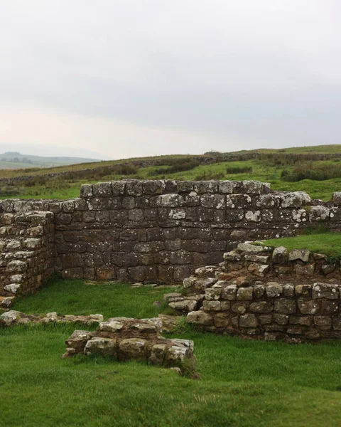 Antik Roma İmparatorluğu anıtı Hadrians Duvarı 'nın engebeli İskoç dağlık kırsalındaki sinematik manzarası rüzgarlı bir bozkıra çarpan tarihi bir dönüm noktası.