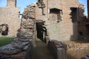 Kirkwall, Orkney 'deki Earls Sarayı kalıntıları, çökmekte olan kemer yolları, eski taş işçiliği ve atmosfer avlularının yer aldığı kasvetli bir 16. yüzyıl Rönesans kalesi..