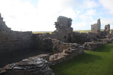 Kirkwall, Orkney 'deki Earls Sarayı kalıntıları, çökmekte olan kemer yolları, eski taş işçiliği ve atmosfer avlularının yer aldığı kasvetli bir 16. yüzyıl Rönesans kalesi..