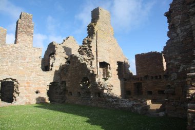 Kirkwall, Orkney 'deki Earls Sarayı kalıntıları, çökmekte olan kemer yolları, eski taş işçiliği ve atmosfer avlularının yer aldığı kasvetli bir 16. yüzyıl Rönesans kalesi..