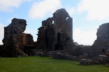 Kirkwall, Orkney 'deki Earls Sarayı kalıntıları, çökmekte olan kemer yolları, eski taş işçiliği ve atmosfer avlularının yer aldığı kasvetli bir 16. yüzyıl Rönesans kalesi..