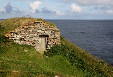 Birsay, Orkney 'in rüzgârlı plajları, kayalık kıyıları ve kuzey İskoç kıyı şeridinin geniş okyanus manzaraları yer alıyor.