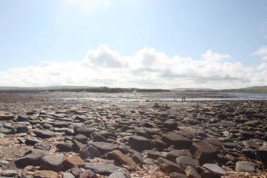 Birsay, Orkney 'in rüzgârlı plajları, kayalık kıyıları ve kuzey İskoç kıyı şeridinin geniş okyanus manzaraları yer alıyor.