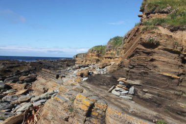 Birsay, Orkney 'in rüzgârlı plajları, kayalık kıyıları ve kuzey İskoç kıyı şeridinin geniş okyanus manzaraları yer alıyor.