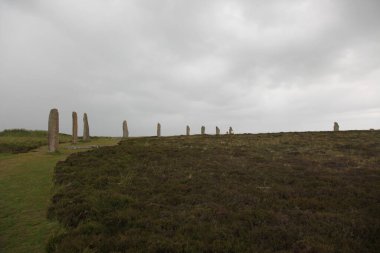 Orkney, İskoçya 'daki Antik Brodgar Halkası, tarihi bir taş çember ve Neolitik öneme sahip ikonik tarih öncesi anıt.